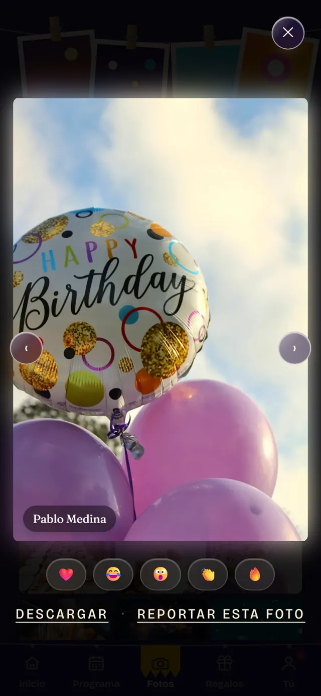 Una foto del cumpleaños en el visor, con reacciones y el botón para descargar